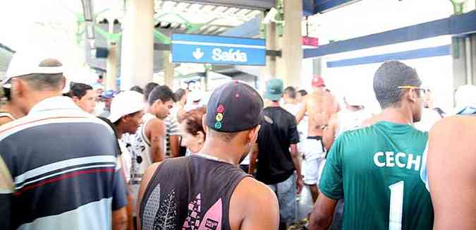 Aglomerao de torcedores na estao a caminho do clssico no Mineiro(foto: Marcelo Sant'Anna/EM/D.A Press)