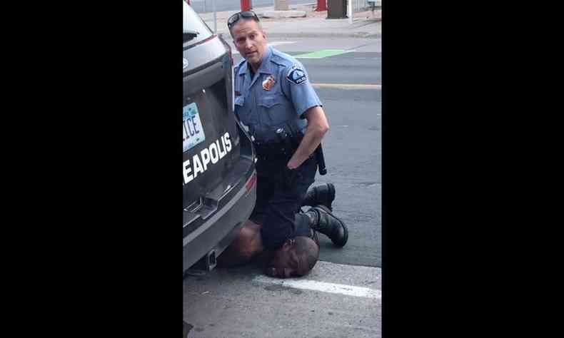 George Floyd ficou pelo menos 10 minutos imobilizado com um policial com o joelho em seu pescoo(foto: Darnella Frazier/Facebook/AFP)