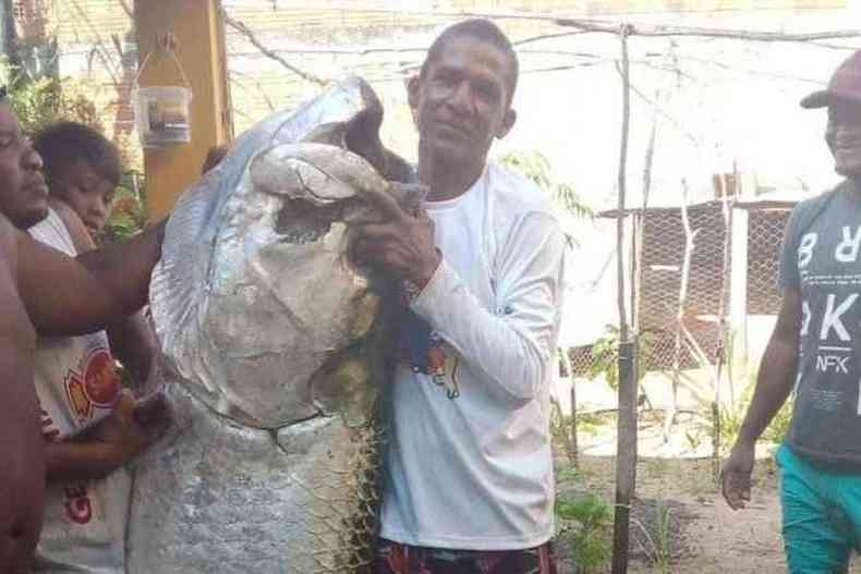  Gilvan Paulo do Nascimento, de 41 anos, com o peixe