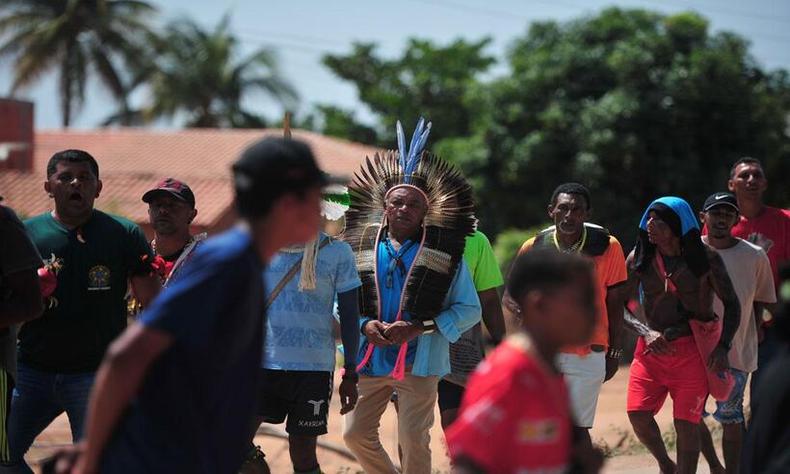 Diferentes gerações e instâncias de decisão: lideranças tradicionais convivem com jovens que também passaram a disputar cargos eletivos(foto: Alexandre Guzanshe) São João das Missões, MG. Integrantes de várias gerações do povo Xakriabá protestam no Norte de Minas contra o marco temporal, votado em Brasília