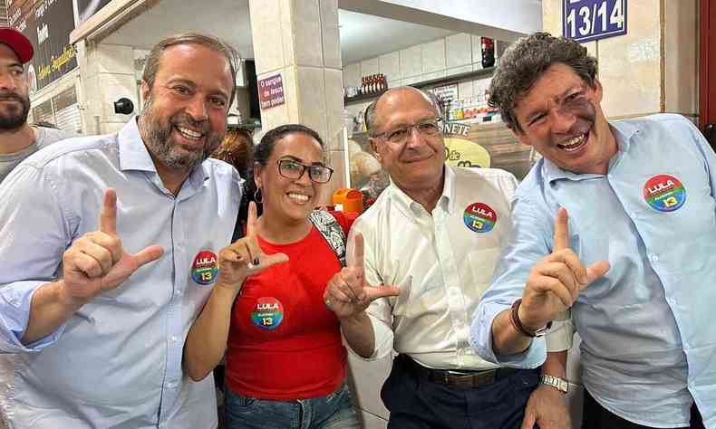 Alexandre Silveira, Alckmin e Reginaldo Lopes posam para foto com apoiadora de Lula