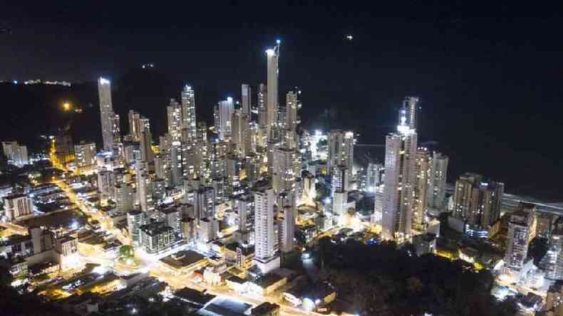 Apelidada de 'Dubai brasileira', Balnerio Cambori tem seis dos edifcios residenciais mais altos da Amrica do Sul, apesar de seu tamanho modesto(foto: Cleiton Marcos de Oliveira)