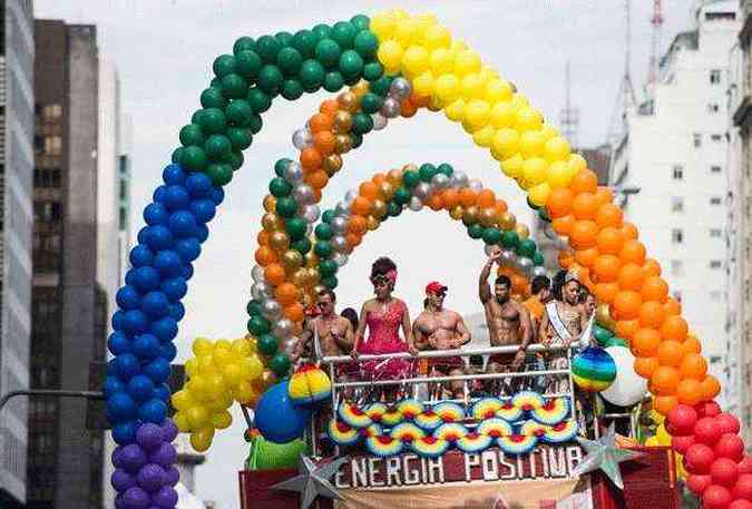 Folies em cima de um carro alegrico durante a Parada do Orgulho Gay. Cerca de 3 milhes de pessoas eram esperadas para participar do desfile sob o tema 