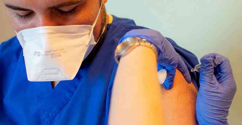 Vacina contra o coronavrus em teste: Minas pretende acompanhar diretrizes do Plano Nacional de Imunizao, ainda sem cronograma (foto: Yasim Akgull/AFP)