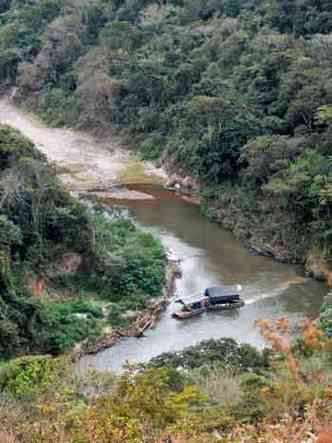 Rio Acima, MG. Flagrante de ao de dragas no leito do Rio das Velhas