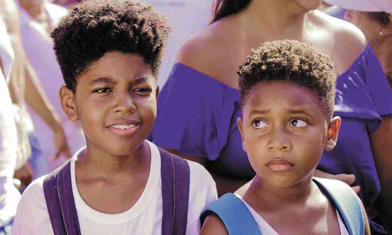 Dois meninos negros em cena do curta ''5 fitas'' 