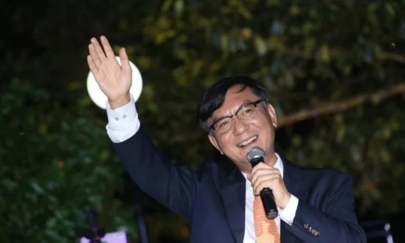 Ki-mo aparece no vídeo sorridente repetindo o refrão mais pedido dos caraoquês nacionais (foto: Eliane Loin/Abajinter) Ki-mo cantando