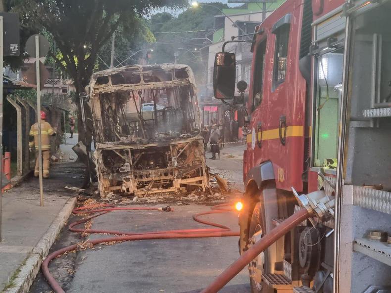 Corpo de Bombeiros foi acionado para controlar as chamas na Rua Aracy Guimares Rosa