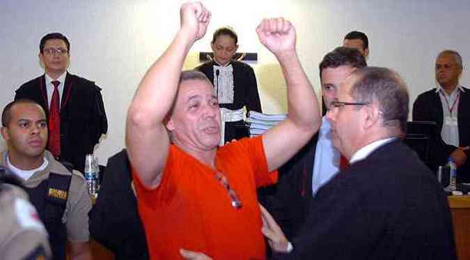 Ex-policial comemorando absolvio em 7 de novembro de 2012(foto: Ramon Lisboa/EM DA Press)
