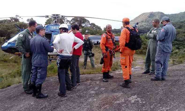 Familiares acompanha as buscas que envolvem equipes militares de Minas Gerais e So Paulo (foto: Corpo de Bombeiros/ Divulgao)