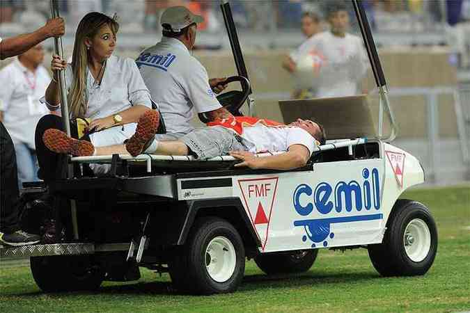 Christian Mascary foi atendido prontamente no gramado e levado para departamento mdico do estdio(foto: Leandro Couri/EM/D. A Press)