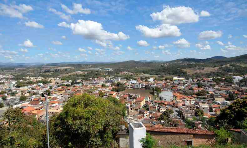 Com 36 mil habitantes e arrecadao per capita de apenas R$ 9.608, Esmeraldas vive as agruras que se repetem em outras cidades-dormitrios