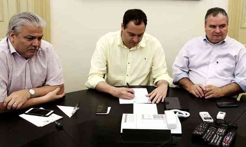 Governador Paulo Cmara e prefeito Geraldo Jlio assinam decreto de emergncia(foto: Governo de Pernambuco/Divulgao)