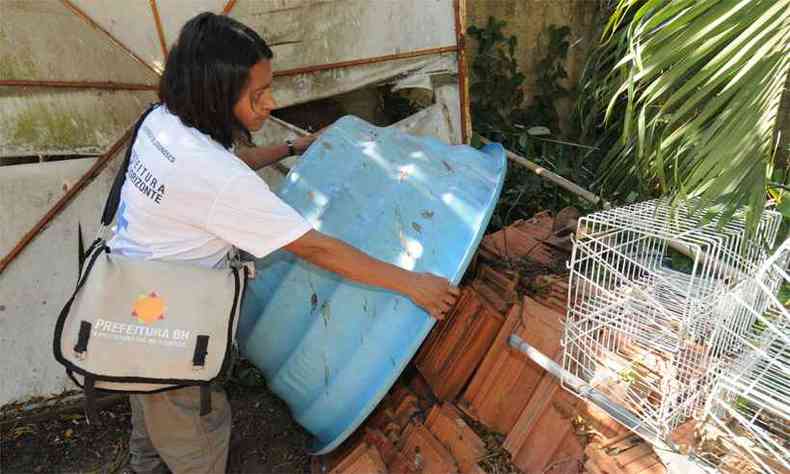 Mesmo com campanhas educativas e fiscalizao de agentes sanitrios, nmero de criatrios do mosquito Aedes aegypti  um grande problema no estado(foto: Leandro Couri/EM/D.A Press - 2/8/19)