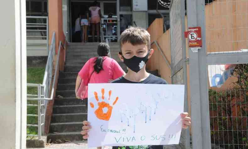 Rodrigo Martins celebrou, com um cartaz, o fato de ter se vacinado contra a COVID-19