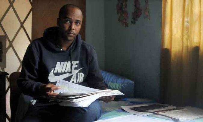 Problemas de saúde e financeiros na família obrigaram Bruno Canuto a deixar a universidade, mas ele ainda se vê às voltas com as faturas acumuladas(foto: Túlio Santos/EM/DA Press) Problemas de saúde e financeiros na família obrigaram Bruno Canuto a deixar a universidade, mas ele ainda se vê às voltas com as faturas acumuladas(foto: Túlio Santos/EM/DA Press)