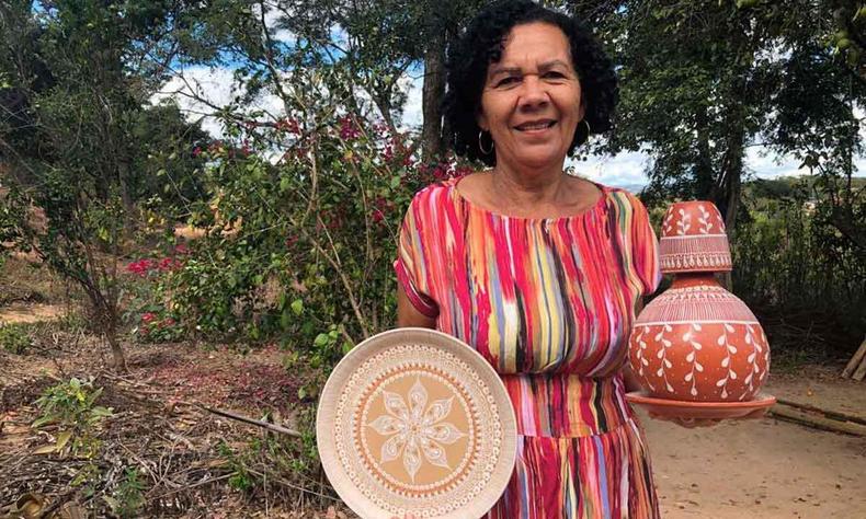 A artesã Deuzani Gomes dos Santos, exibe as cerâmicas que faz na comunidade de Coqueiro Campo, em Minas Novas, no Vale do Jequitinhonha(foto: Arquivo Pessoal) A artesã Deuzani Gomes dos Santos sorri e mostra duas de suas peças