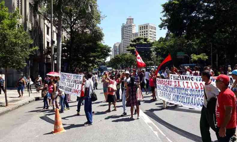 Manifestantes na Avenida Afonso Pena, em frente  Prefeitura de Belo Horizonte(foto: Brigadas Populares - Minas Gerais/Divulgao)