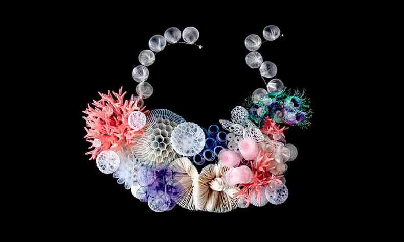 Joia de Mariko Kusumoto em tecido moldado com flores e corais
