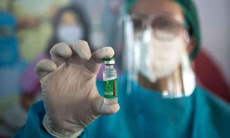 Profissional segurando um frasco do imunizante da AstraZeneca/Oxford. Laboratrio Hermes Pardini nega que esteja comercializando vacinas, como sugere anuncio feito pelo WhatsApp(foto: Sai Aung Main/AFP)