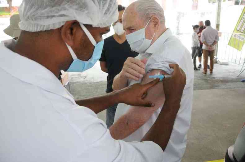 PBH pretende vacinar 42 mil pessoas na faixa etria de 80 a 85 anos(foto: Juarez Rodrigues/EM/D.A Press)
