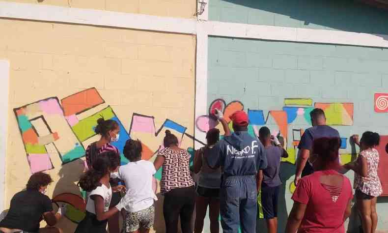 Crianas e jovens do Abrigo Granja de Freitas participam de oficina do projeto Basquiat Graffiti