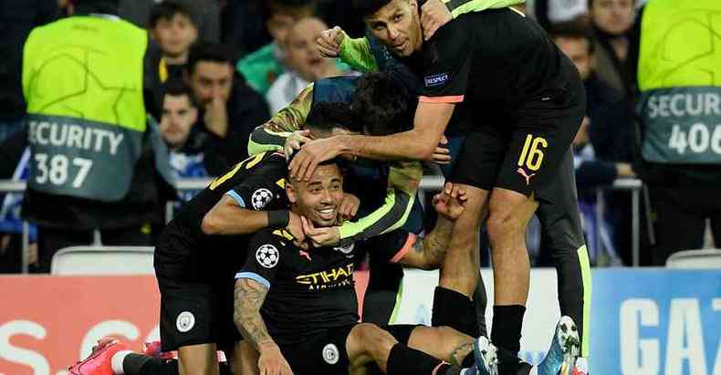Jogadores comemoram gol de Gabriel Jesus para o Manchester City(foto: Oscar del Pozo/AFP)