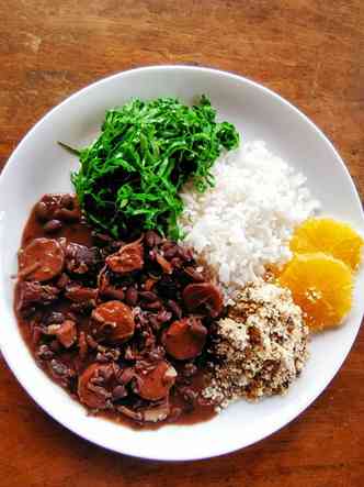 O kit feijoada da Catau Artesanal tem paio, calabresa, bacon, costelinha e lombo 