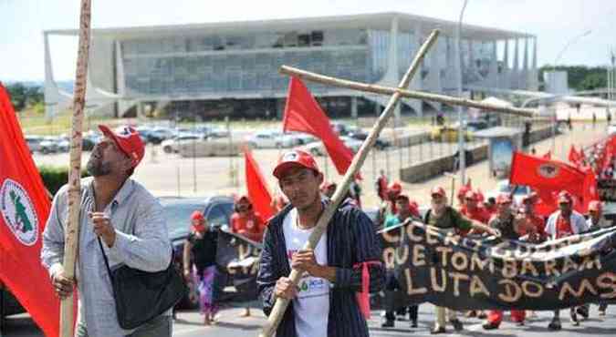 Manifestantes do Movimento dos Trabalhadores Rurais Sem Terra (MST) percorrem a Esplanada dos Ministrios e a Praa dos Trs Poderes, em Braslia(foto: Antonio Cruz/ABr)