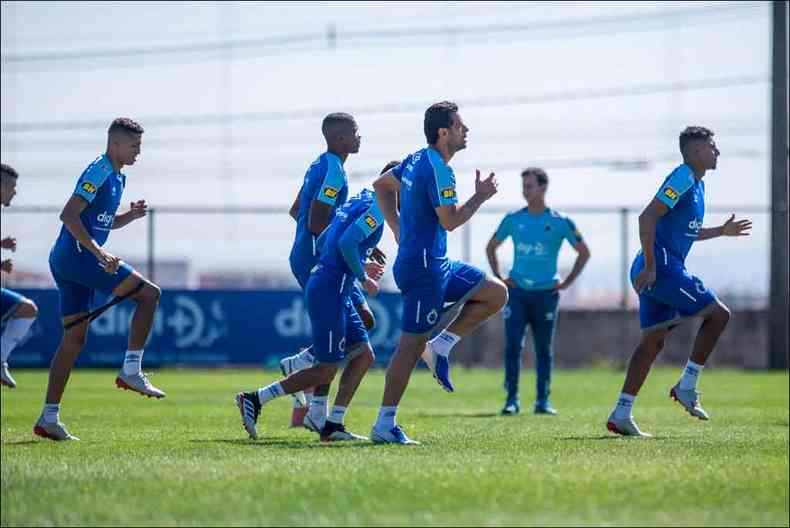 O atacante Fred (C) deve voltar ao comando do ataque com a suspenso de Robinho(foto: Bruno Haddad/Cruzeiro)
