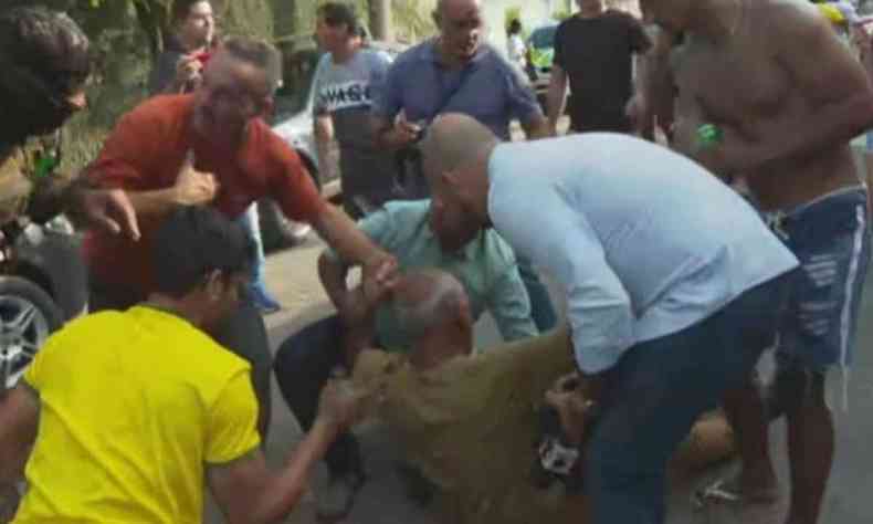 Na foto, colegas de trabalho ajudam Rogrio de Paulo, agredido durante a cobertura jornalstica