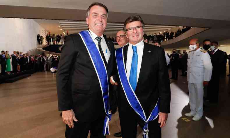 Presidente da Repblica, Jair Bolsonaro condecora o Presidente do STF, Luiz Fux, em outubro de 2020