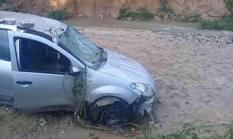 Carro da vtima foi encontrado ainda na noite passada(foto: Corpo de Bombeiros/Divulgao)