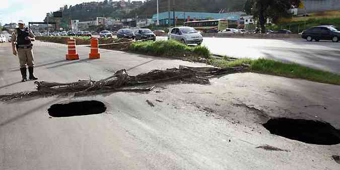 Buracos fecham trnsito na pista marginal do Anel(foto: Rodrigo Clemente/EM/D.A Press)