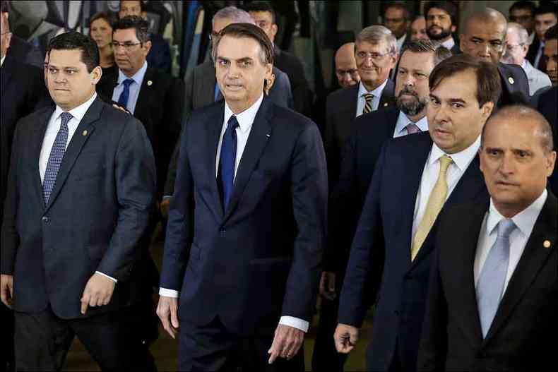 Presidente Bolsonaro com o poderoso trio do DEM: Davi Alcolumbre, Rodrigo Maia e Onyx Lorenzoni. Partido se mantm na dianteira das articulaes com o governo (foto: MARCELO CAMARGO/AGNCIA BRASIL)