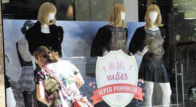 Gastos com presentes ficaram entre R$ 30 e R$ 50, abaixo do registrado em 2013(foto: Jair Amaral/EM/D.A Press )