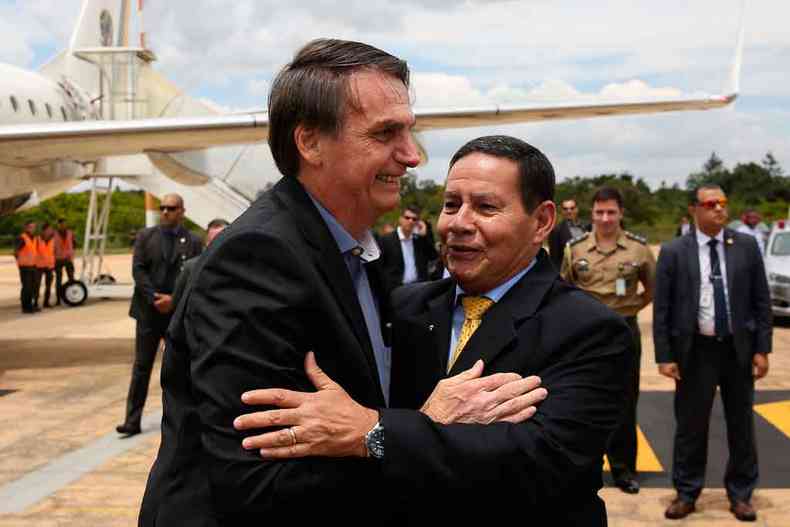 Bolsonaro foi recebido pelo vice-presidente da Repblica, Hamilton Mouro, ao chegar a Braslia, aps deixar o Hospital Albert Einstein (SP) (foto: Marcos Correa/PR Braslia)