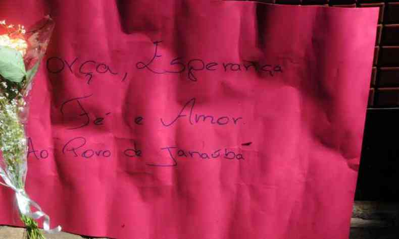 Cartaz dando fora para as vitimas da tragedia de Janaba. Vitimas da tragdia so transferidas para o Hospital Joo XXIII(foto: Paulo Filgueiras/EM/D.A Press)