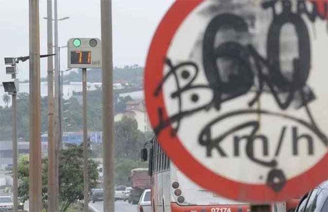Confus�o em dose dupla: radar na BR-040, em Contagem, mostra sinal verde para ve�culo que passou mais r�pido que os 70km/h permitidos, enquanto placa indica limite de 60km/h(foto: Jair Amaral/EM/D.A Press)