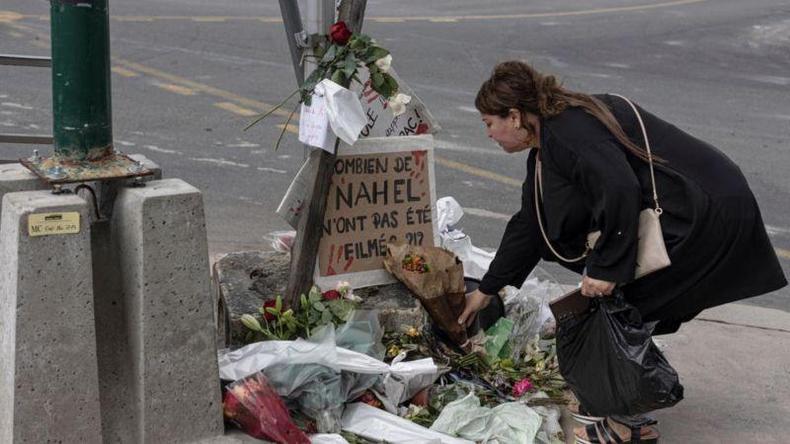 Uma mulher presta sua homenagem no local onde Nahel M. morreu, logo após seu funeral, em 1º de julho de 2023 em Nanterre(foto: Getty Images) Uma mulher presta sua homenagem no local onde Nahel M. morreu, logo após seu funeral, em 1º de julho de 2023 em Nanterre