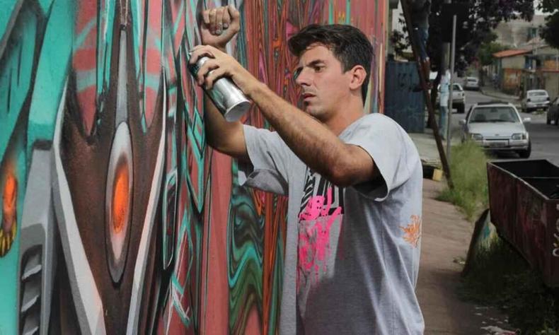 Tot 2 faz grafite colorido em muro