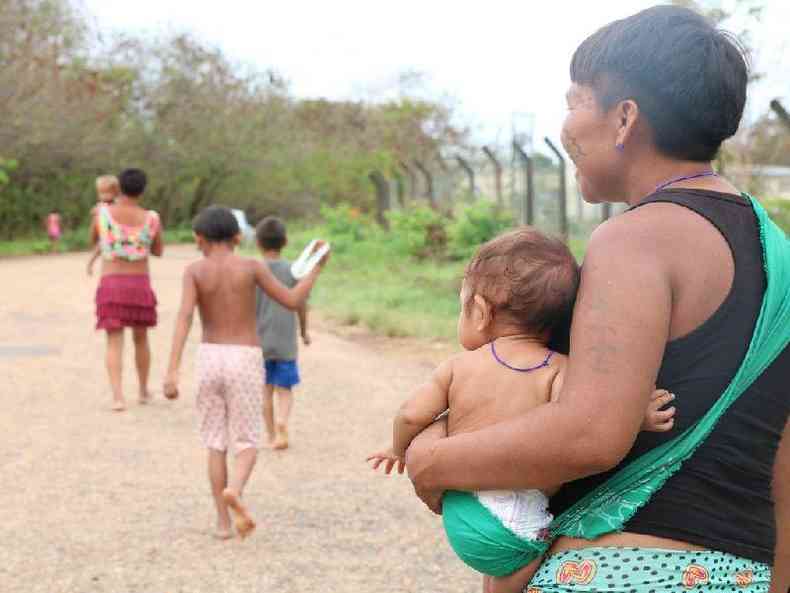 Mulher indgena com beb em frente ao Hospital de Campanha Yanomami montado na Casa de Sade Indgena - Casai