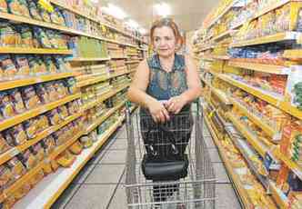 A dona de casa Odlia Dornellas tem segurado as contas e diminudo os gastos nos supermercados(foto: CRISTINA HORTA/EM/D.A PRESS)
