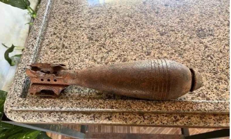Sem saber do que se tratava, mulher lavou o objeto com água do rio e levou para casa(foto: Divulgação) granada encontrada por mulher durante pesca