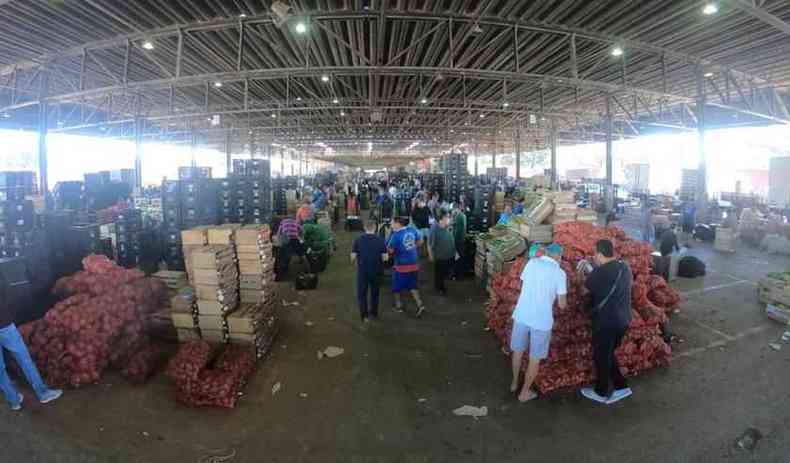 Movimento intenso de pessoas e mercadorias (foto: Edsio Ferreira/EM/ D.A Press)