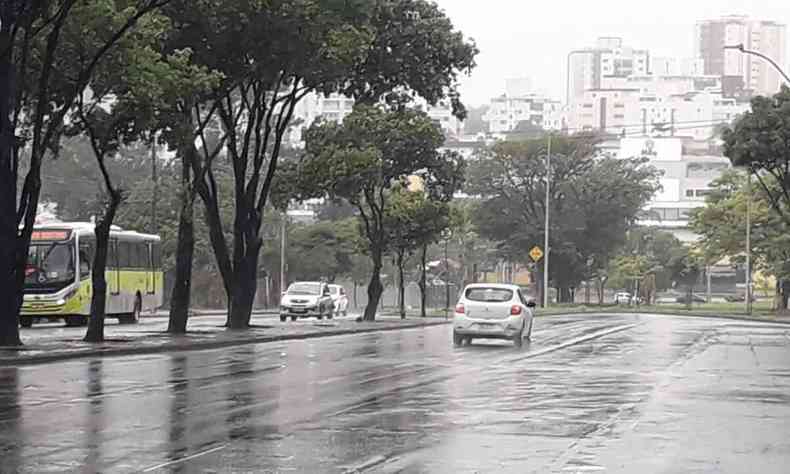 Manh de cu encoberto com chuvas na capital. Vista da Regio do Bairro Jaragu.
