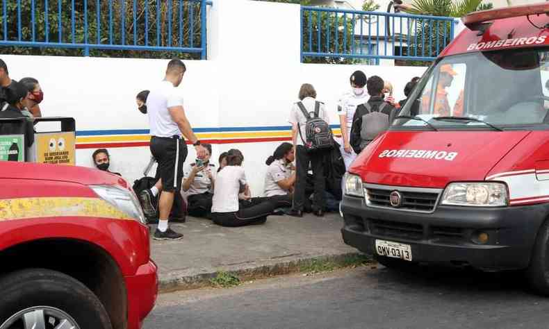 Imagem mostra alunos sendo atendidos pelos bombeiros na porta do Colgio Tiradentes