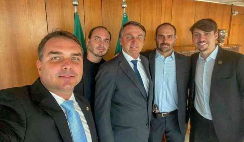 Jair Bolsonaro e filhos no Palcio do Planalto(foto: Reproduo/Instagram)