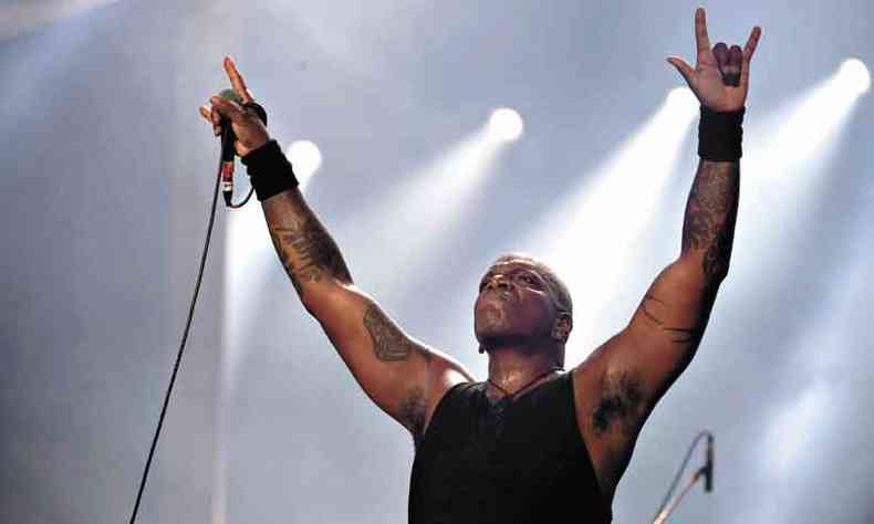 Negros so raridade nas bandas de rock do Brasil. Derrick Green, do Sepultura,  exceo(foto: Mauro Pimentel/AFP )