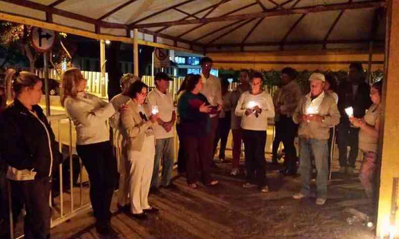 Familiares, amigos e moradores do Bairro Corao Eucarstico fazem homenagem  jovem assassinado em bar(foto: Walter Pernambuco/Divulgao)